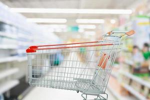 allée de supermarché avec panier vide au concept d'entreprise de vente au détail d'épicerie photo