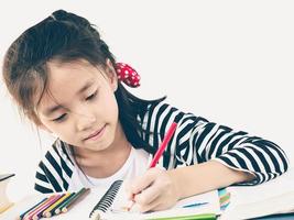 photo de style vintage d'une fille qui colore joyeusement un livre