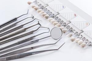 outils dentaires et échantillons de dents photo