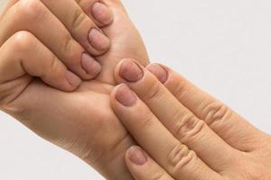 mains féminines avec des ongles sales photo
