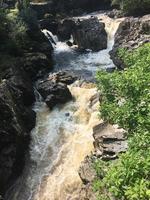 Une vue d'une petite chute d'eau entre y étudiante au Pays de Galles photo