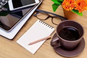 ordinateur portable et tasse de café avec fleur sur le bureau photo