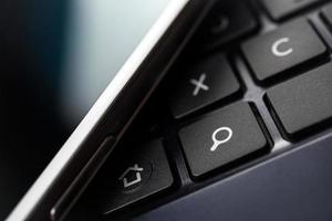 mobile blanc sur un clavier avec bouton de recherche # 1 photo
