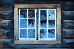 fenêtre d'une cabane norvégienne traditionnelle