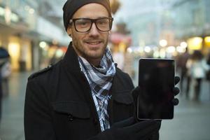 Tablette ordinateur homme urbain holdin sur rue