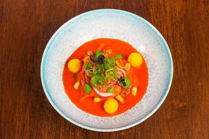 soupe gaspacho de tomates aux herbes photo