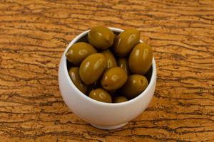 olives vertes dans le bol photo