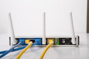 routeur sans fil blanc avec câbles bleu et jaune photo
