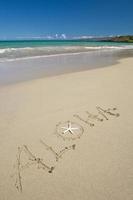 aloha et étoile de mer sur la plage tropicale de sable blanc