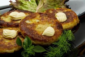 pommes de terre rissolées dans l'assiette photo