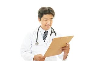 médecin asiatique travaillant photo