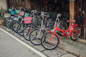 vélos à louer dans de nombreux endroits. photo