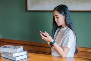 femme d'affaires sérieuse travaillant avec prendre un téléphone photo