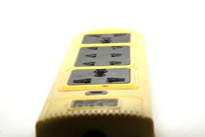 prise de courant électrique avec fil électrique jaune protecteur avec interrupteur à bascule pour appareils électroménagers sur fond blanc. photo