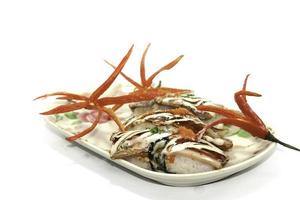 cuisine maison saine - sushi de porc grillé placé sur une assiette blanche, est une cuisine thaïlandaise de style japonais sur fond blanc et est vendu en thaïlande et à chaque festival. photo