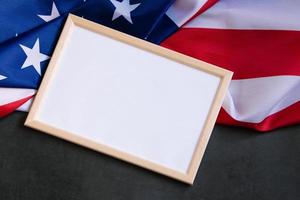 cadre vide pour texte et drapeau américain sur fond sombre. concept de célébration des fêtes nationales - fête de l'indépendance, jour du souvenir ou fête du travail. photo