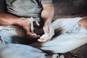 l'homme est trafiquant de drogue. l'homme appelle vend la drogue photo