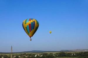 ballon à air chaud coloré volant dans le ciel. photo