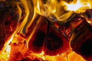flamme de bois de chauffage dans le four photo