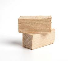 Deux cubes rectangulaires en bois pour la création isolés sur fond blanc photo