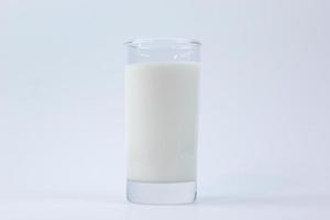un verre de lait frais isolé sur fond blanc photo