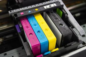 une cartouche d'encre ou une cartouche à jet d'encre est un composant d'une imprimante à jet d'encre qui contient l'encre quatre couleurs photo