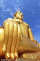 image du grand bouddha sur fond de ciel bleu photo