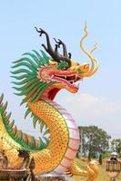 sculpture de dragon dans le ciel photo