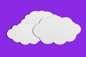 bulle de papier nuage blanc sur fond violet. photo