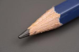 pointe de crayon en gros plan. vue détaillée d'un crayon bleu photo