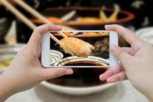 prendre des photos de sushis aux crevettes dans des baguettes