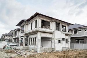 construction d'une nouvelle maison résidentielle en cours sur le chantier photo