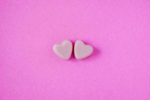 forme de coeurs de bonbons saint valentin sur fond rose photo