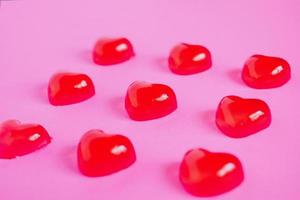 forme de coeurs de bonbons rouge saint valentin sur fond rose photo