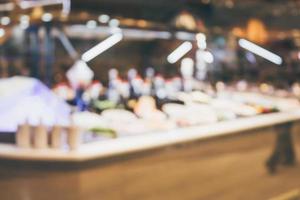 buffet de magasin de salades au restaurant arrière-plan flou avec lumière bokeh photo