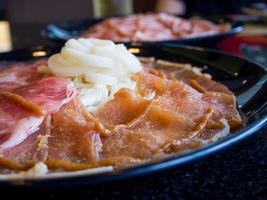 tranches de porc frais sukiyaki ou shabu shabu photo