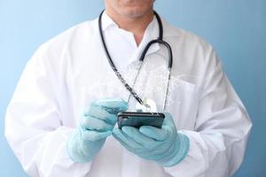 médecin utilisant un smartphone mobile, médecin en médecine avec stéthoscope. espace pour le texte photo