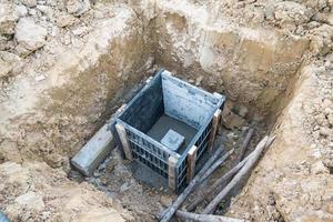 pieu en béton dans un cadre de coffrage pour la construction de fondations de construction de maisons photo