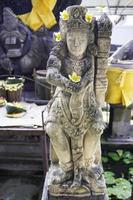 statue dans un temple hindou à jimbaran, bali, indonésie. photo