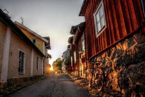coucher de soleil dans les rues de strängnäs, suède photo