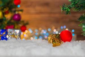 arbre de noël décoré de fond avec neige et bokeh, vacances de noël et du nouvel an, mise au point sélective photo