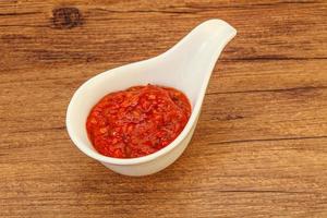 sauce épicée à la tomate dans le bol photo