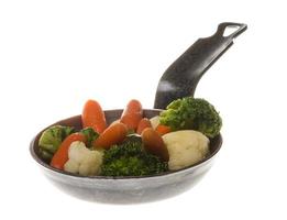 légumes mélangés avec des pousses fraîches dans une poêle photo