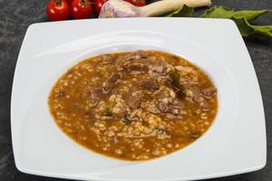 soupe de kharcho caucasien avec de la viande de boeuf photo