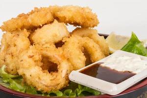 calamars frits à la pâte profonde avec salade verte photo