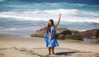Teenage hula dancer sur une plage déserte