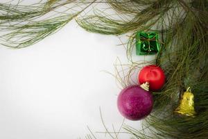 cadre de noël décoré d'ornements, bordure de noël, espace de copie. photo