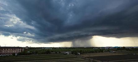 le ciel sombre avec de gros nuages convergents et un violent orage avant la pluie. photo