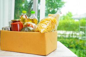 denrées alimentaires dans une boîte de dons pour bénévoles. photo