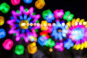 veilleuses et bokeh du manège du parc d'attractions photo